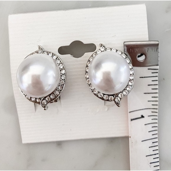 PEARL Clip On Earrings - Picture 2 of 5